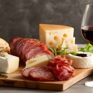 Planche gourmande salée et bouteille de vin