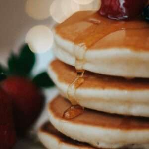 Planche gourmande sucrée et bouteille de vin
